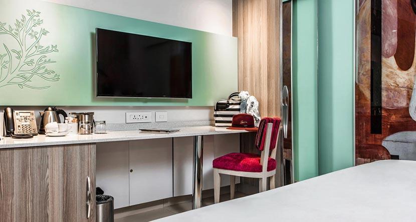 scr4f6020-8701-sun-city-cabanas-twin-lake-facing-room-desk-d8x8909_resize.jpg