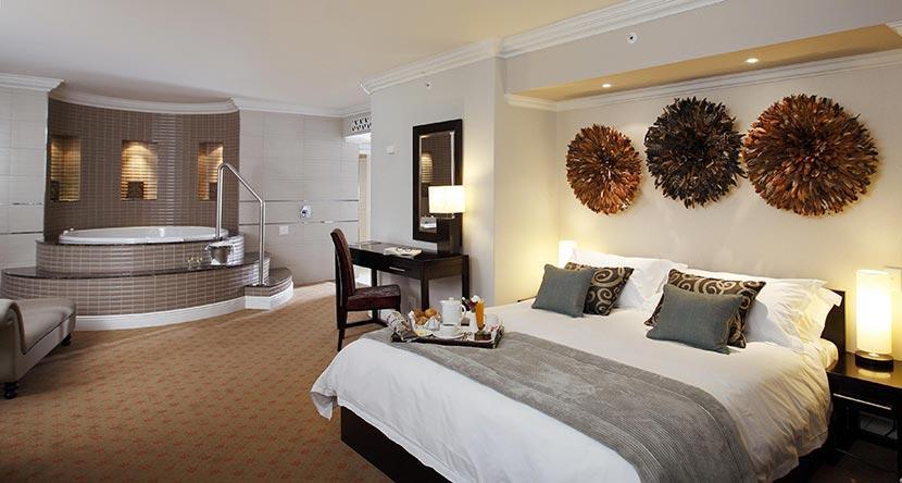 Heron-Suite--main-bedroom-and-bathroom-Presidential-Suite.jpg