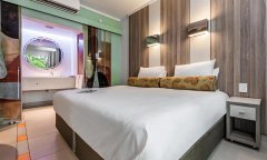scr4f6030-8702-sun-city-cabanas-twin-lake-facing-room-bathroom-view-d8x8894.jpg