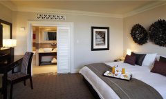 Cascades-peacock-suite-bedroom.jpg