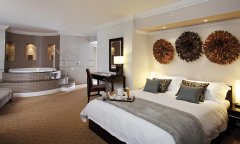Heron-Suite--main-bedroom-and-bathroom-Presidential-Suite.jpg