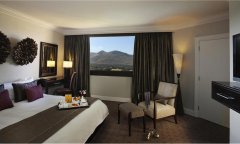 cascades-flmingo-suite-bedroom.jpg