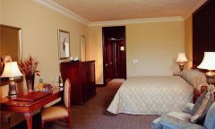 cascades-paraplegic-bedroom.jpg
