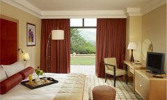hotel-luxury-suite-bedroom.jpg