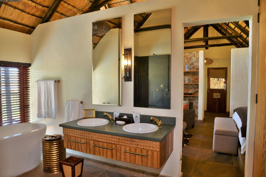 Tshukudu_Bush_Lodge_Tshukudu_Suite_Interior_View_from_Bathroom.jpg